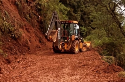 Vialidad trabaja en simult&aacute;neo en despejes de rutas