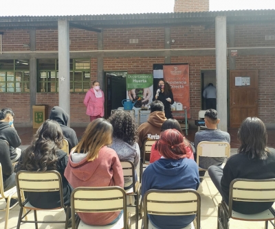 Taller sobre el cuidado del medio ambiente con alumnos del colegio Secundario n&deg;34