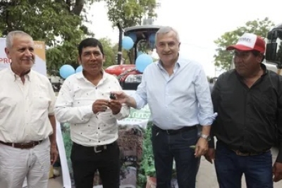 El Gobernador Morales entreg&oacute; un tractor a cooperativa agr&iacute;cola de Aguas Calientes