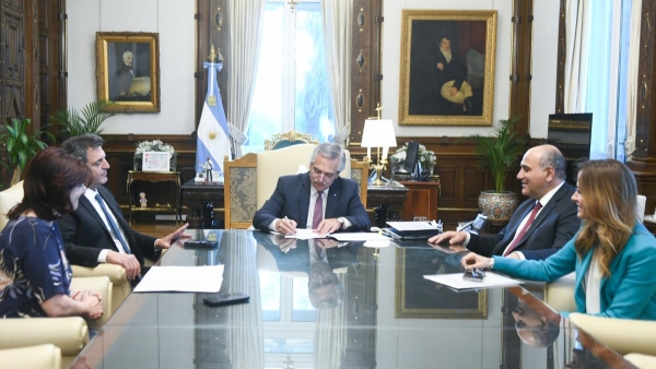 El Presidente firm&oacute; un decreto para vincular planes sociales con empleo genuino