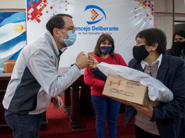 Concejales entregaron uniformes a empleados