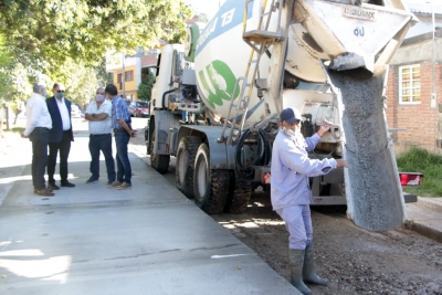 Municipio pavimenta calles en barrios por gestion mixta
