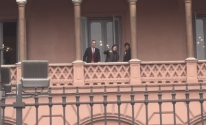 Milei sali&oacute; al balc&oacute;n de la Rosada con Santiago Caputo tras las cr&iacute;ticas de Macri