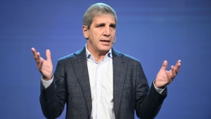 Caputo reconoció que la economía “está creciendo a un menor ritmo” y asoció la fuerte caída de julio a “ruidos puntuales”