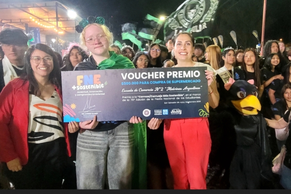 Carrozas ambientales. Escuela de Comercio N&deg; 2 y Todos Juntos las ganadoras