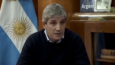 Luis Caputo pidi&oacute; que los empresarios &ldquo;pongan el hombro&rdquo; y dijo que el Gobierno &ldquo;tiene todo armado&rdquo; para la dolarizaci&oacute;n