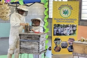 Las ni&ntilde;eces del Centro de D&iacute;a "Sol para Todos" aprendieron sobre el "Mundo de las Abejas"