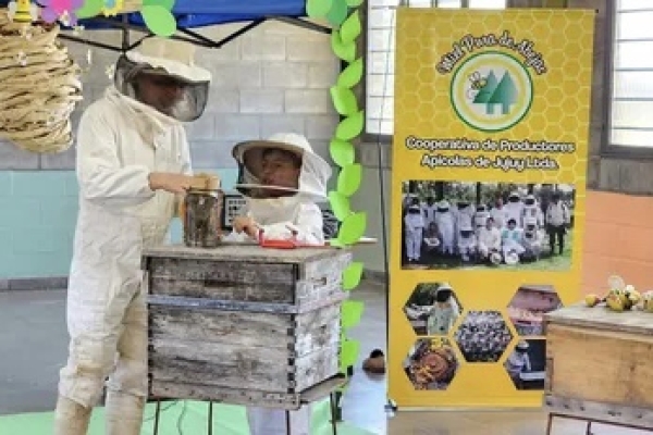 Las ni&ntilde;eces del Centro de D&iacute;a "Sol para Todos" aprendieron sobre el "Mundo de las Abejas"