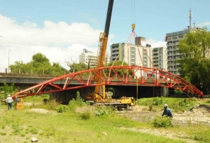Instalan una nueva pasarela peatonal en Parque Xibi Xibi