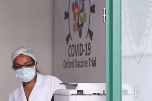 Frenaron la fase 3 de la vacuna de Oxford