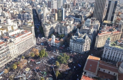 El peronismo desbord&oacute; la Plaza de Mayo y advirti&oacute; a Milei: "Hoy empieza la resistencia"