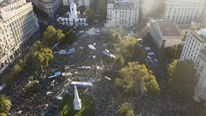 Milei sufrió la marcha de protesta más grande de la última década y en el gobierno ya hablan de renuncias