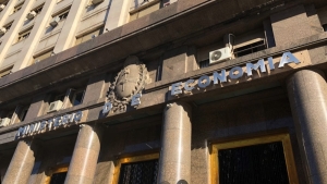 Econom&iacute;a realizar&aacute; el martes un canje de deuda y ofrece t&iacute;tulos atados a la inflaci&oacute;n o el d&oacute;lar