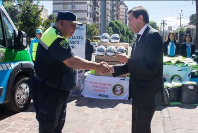 Entregan veh&iacute;culo e indumentaria para mejorar la seguridad vial