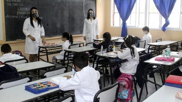Tras el receso de invierno, varios distritos sumar&aacute;n una hora de clases m&aacute;s por d&iacute;a