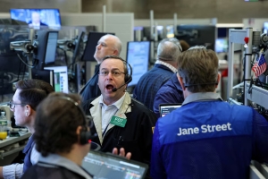 Jornada financiera: el petróleo saltó 10%, cayeron las acciones argentinas y el riesgo país no pudo perforar los 400 puntos