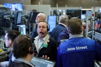 Jornada financiera: el petr&oacute;leo salt&oacute; 10%, cayeron las acciones argentinas y el riesgo pa&iacute;s no pudo perforar los 400 puntos