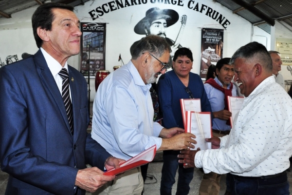 El intendente Jorge entreg&oacute; licencias para trabajadores del transporte alternativo