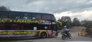 Demoran colectivo de larga distancia que levantaba pasajeros en calle