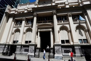 Jornada financiera: el BCRA recuper&oacute; d&oacute;lares por tercera ronda consecutiva y el d&oacute;lar libre subi&oacute; a $546