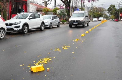 Da&ntilde;an separadores viales en la repavimentada av. Illia de Los Perales