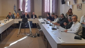 El Gobierno y gremios docentes acordaron elevar un 82% el salario inicial para diciembre