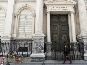 El Banco Central subi&oacute; la tasa de inter&eacute;s de referencia al 81% en medio del avance del d&oacute;lar