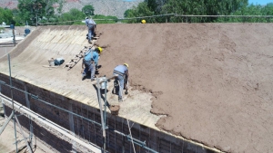 Obras de capa de barro y paja sobre la cubierta de iglesia de Uquía