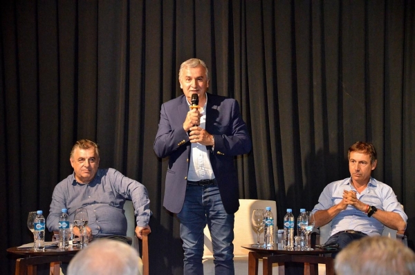 En Santa Fe Morales sent&oacute; bases de un plan que incluye las urgencias y el futuro de los argentinos