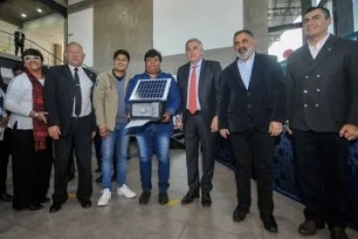 Morales entreg&oacute; alarmas comunitarias para barrios de Capital y el interior