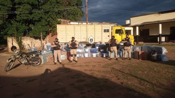 Decomisaron un cargamento con casi mil kilos de hojas de coca