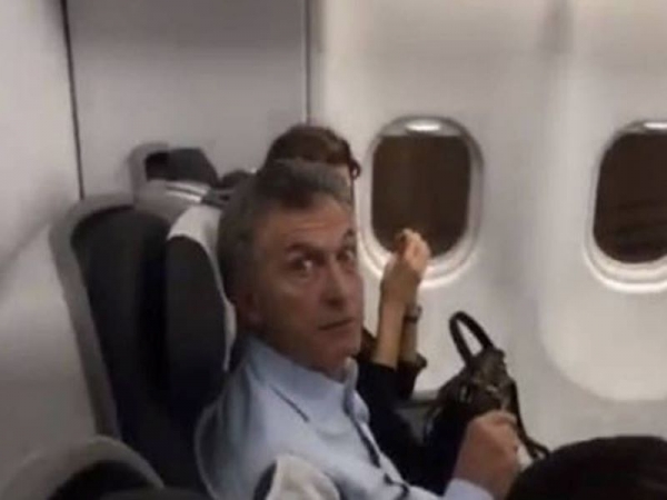 Escracharon a Macri en pleno vuelo