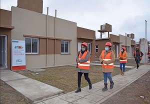 Familias visitaron la obra de sus futuras viviendas en el Comedero