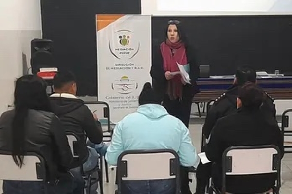 Polic&iacute;as se forman en Mediaci&oacute;n