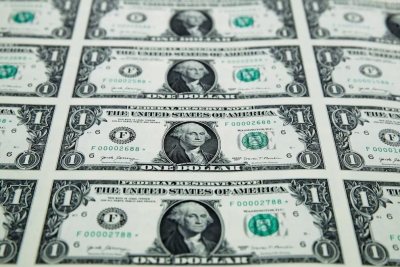 El d&oacute;lar baj&oacute; por tercer d&iacute;a seguido y se aleja del techo de las bandas cambiarias