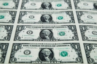 El d&oacute;lar baj&oacute; por tercer d&iacute;a seguido y se aleja del techo de las bandas cambiarias