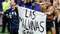 Dura derrota de Milei: Los jugadores de la Scaloneta reivindicaron a las Malvinas con una bandera