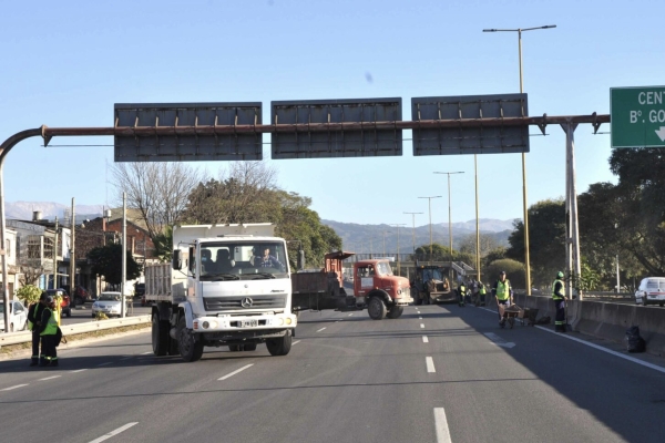 Personal municipal realiz&oacute; operativo de limpieza en el acceso sur