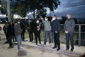 Iluminan puente de acceso a nuevo barrio en el Comedero