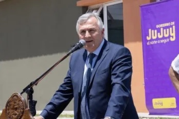 Morales entreg&oacute; viviendas a 32 familias en Alto Comedero
