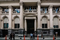 FMI: el Gobierno decidi&oacute; pasar para fin de mes el pago de USD 1.940 millones de vencimientos de abril