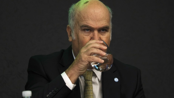 El gobierno ech&oacute; a un funcionario, lo indemniz&oacute; con 110 millones de pesos y lo contrat&oacute; al d&iacute;a siguiente