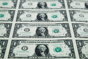 Jornada financiera: el d&oacute;lar minorista termin&oacute; en $1.325 y le puso freno al rebote de acciones y bonos