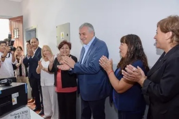 Junta de Calificaci&oacute;n: Gerardo Morales entreg&oacute; computadoras y visit&oacute; el Hogar Escuela