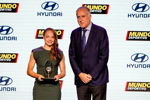 Estefan&iacute;a Banini fue premiada en la Gala Femenina del F&uacute;tbol Europeo