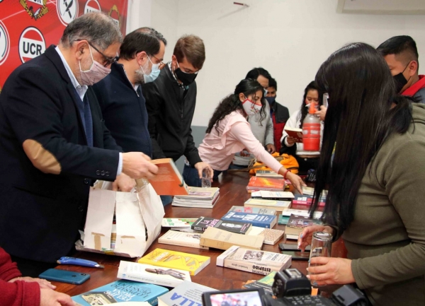 Donan libros a biblioteca del comit&eacute; capital de la UCR