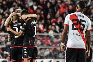 Copa de la Liga: Hurac&aacute;n dio el golpe en el Monumental y sue&ntilde;a