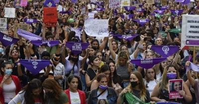 Mujeres de todo el pa&iacute;s pararon y marcharon para decir basta de femicidios y precarizaci&oacute;n laboral