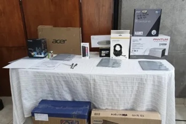 Entrega de Equipamiento y Bienes a Clubes de Ciencia