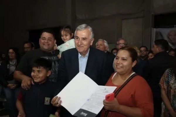 Familias perique&ntilde;as agradecen al gobernador Morales por la entrega de Decretos de Adjudicaci&oacute;n